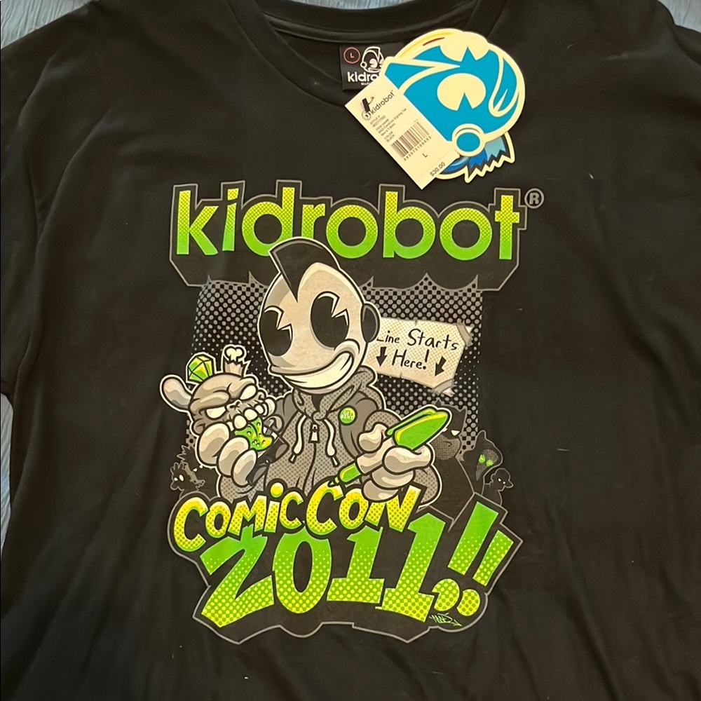 Kid Robot Comic Con San Diego  2011 Exclusive T-Shirt NWT!
